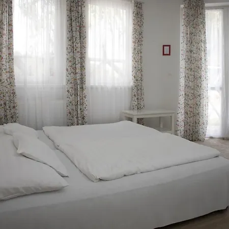 Apartamento Tó-part Panzió